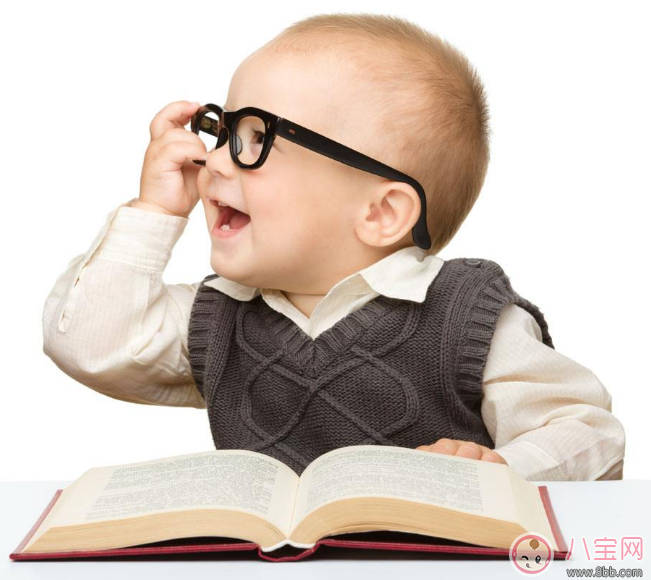 寶寶愛(ài)看書(shū)興趣濃濃 那就教他翻書(shū)吧