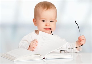 寶寶愛(ài)看書(shū)興趣濃濃 那就教他翻書(shū)吧