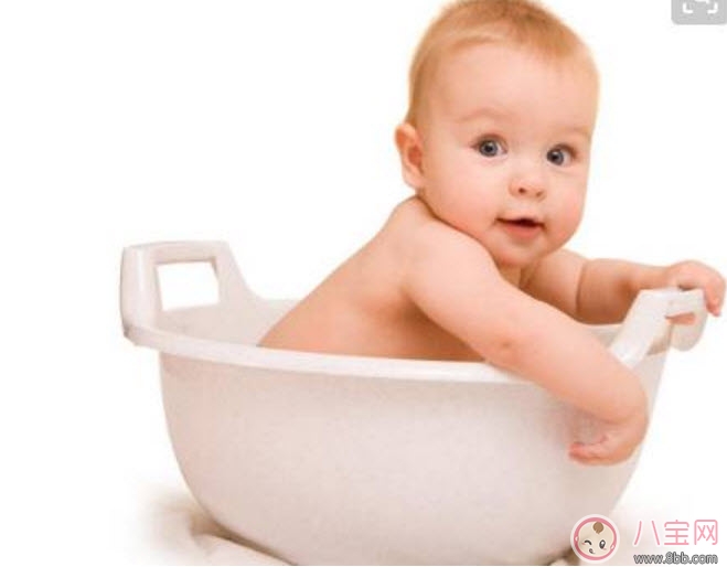 寶寶喜歡摸自己耳朵是怎么回事 四個月寶寶經(jīng)常用手抓耳什么原因 寶寶喜歡摸自己耳朵是怎么回事 四個月寶寶經(jīng)常用手抓耳什么原因