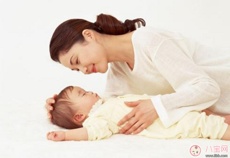 哄孩子睡覺一放下秒醒 媽媽被孩子的吵鬧吵得實在太累