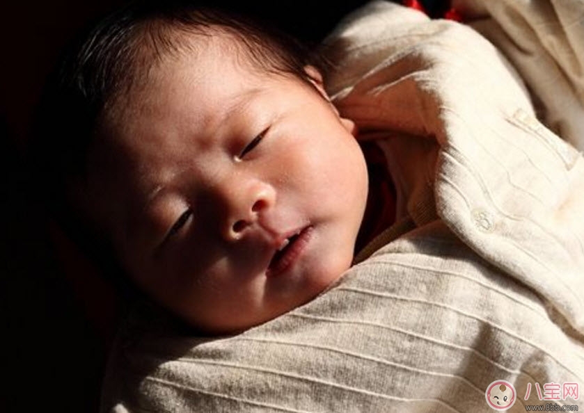 曬太陽能幫助孩子退黃疸嗎 新生兒曬太陽退注黃疸意事項。