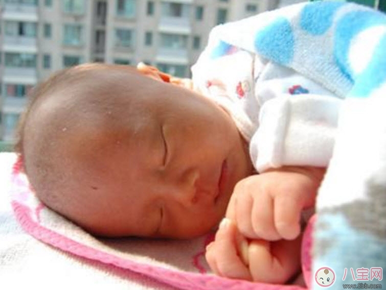 曬太陽能幫助孩子退黃疸嗎 新生兒曬太陽退注黃疸意事項。