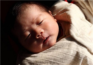 曬太陽能幫助孩子退黃疸嗎 新生兒曬太陽退注黃疸意事項(xiàng)。