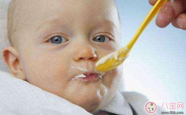 添加輔食前可以給寶寶加米粉 寶寶米粉添加技巧