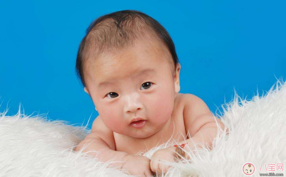 孩子多大會(huì)叫爸爸媽媽 孩子開口說(shuō)話是什么時(shí)候