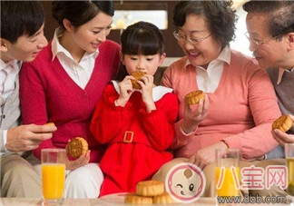 中秋節(jié)寶寶吃月餅有講究  寶寶吃月餅注意事項(xiàng)