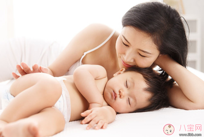 寶寶睡覺時(shí)間比較長(zhǎng)需要叫醒他嗎 新生兒睡眠時(shí)間長(zhǎng)叫醒好不好
