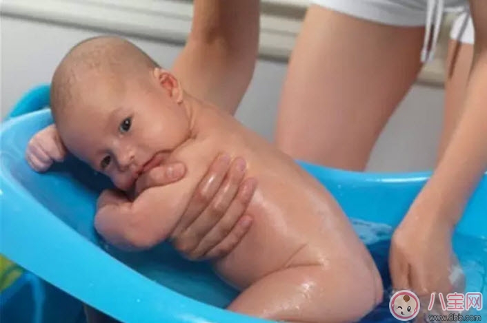 秋天怎么給寶寶洗澡不著涼 寶寶洗澡不著涼小竅門有哪些