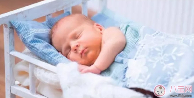 秋天給寶寶蓋被子有哪些注意事項(xiàng) 秋天給孩子穿衣蓋被注意三暖三涼