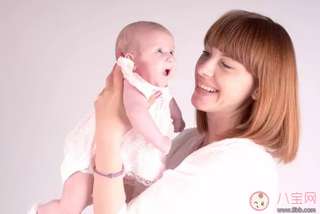 新生兒一天最多抱多久 三個月之內(nèi)的寶寶每天抱多久合適