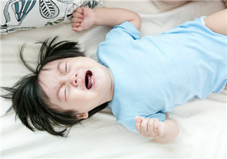 寶寶喜歡亂撕紙巾是怎么回事 寶寶亂拍桌子亂撕紙巾原來(lái)是在變聰明