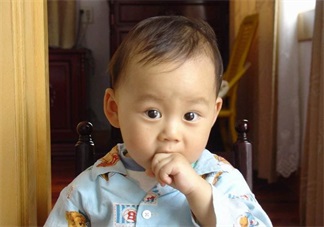 孩子喜歡吃手手 何時(shí)干預(yù)比較好