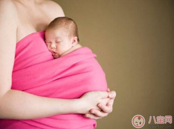 第一個(gè)抱孩子的人會(huì)影響孩子性格嗎 孩子出生第一個(gè)該誰(shuí)抱