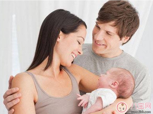 第一個(gè)抱孩子的人會(huì)影響孩子性格嗎 孩子出生第一個(gè)該誰(shuí)抱