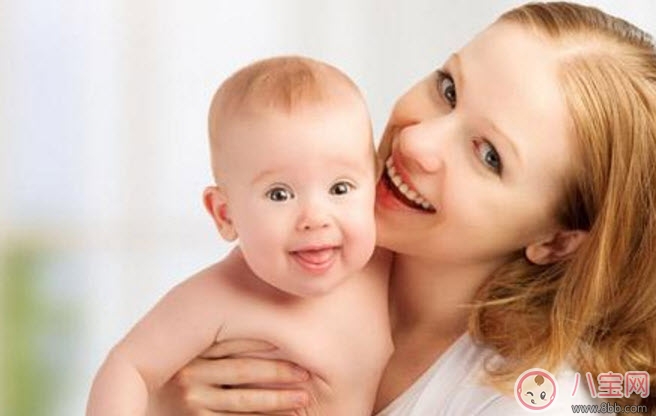 第一個(gè)抱孩子的人會(huì)影響孩子性格嗎 孩子出生第一個(gè)該誰(shuí)抱
