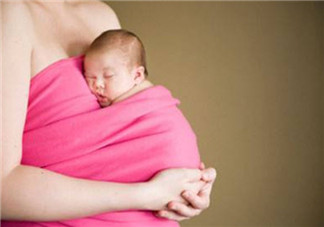 第一個(gè)抱孩子的人會(huì)影響孩子性格嗎 孩子出生第一個(gè)該誰(shuí)抱