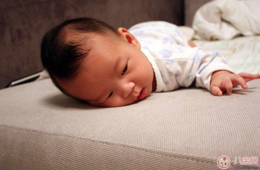 孩子不會抬頭怎么辦 正確訓(xùn)練孩子抬頭的方法 孩子不會抬頭怎么辦 正確訓(xùn)練孩子抬頭的方法