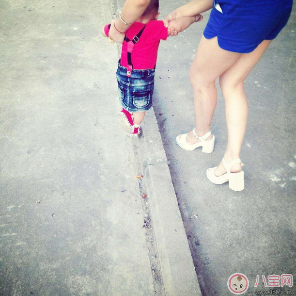 孩子過早走路危害大 什么時候教孩子走路好