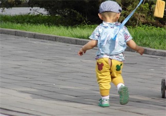 孩子過早走路危害大 什么時候教孩子走路好