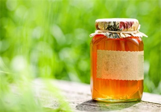 孩子不到一周歲別給他喝蜂蜜 別因為老方法就致孩子健康于不顧