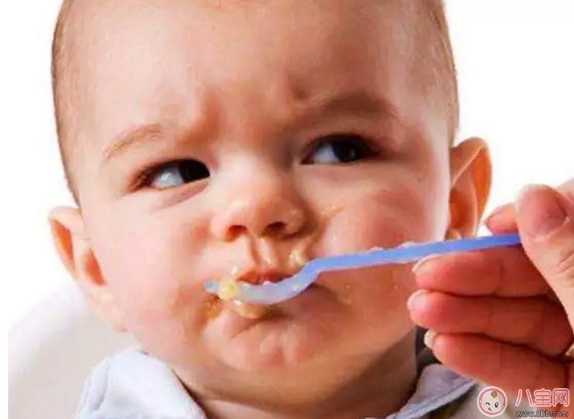 寶寶吃飯含在嘴里不咽是怎么回事 寶寶喜歡含飯不吞飯?jiān)趺崔k