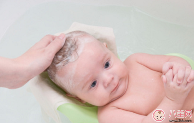 寶寶洗澡愛哭鬧的三個原因