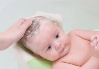 寶寶洗澡愛哭鬧的三個原因