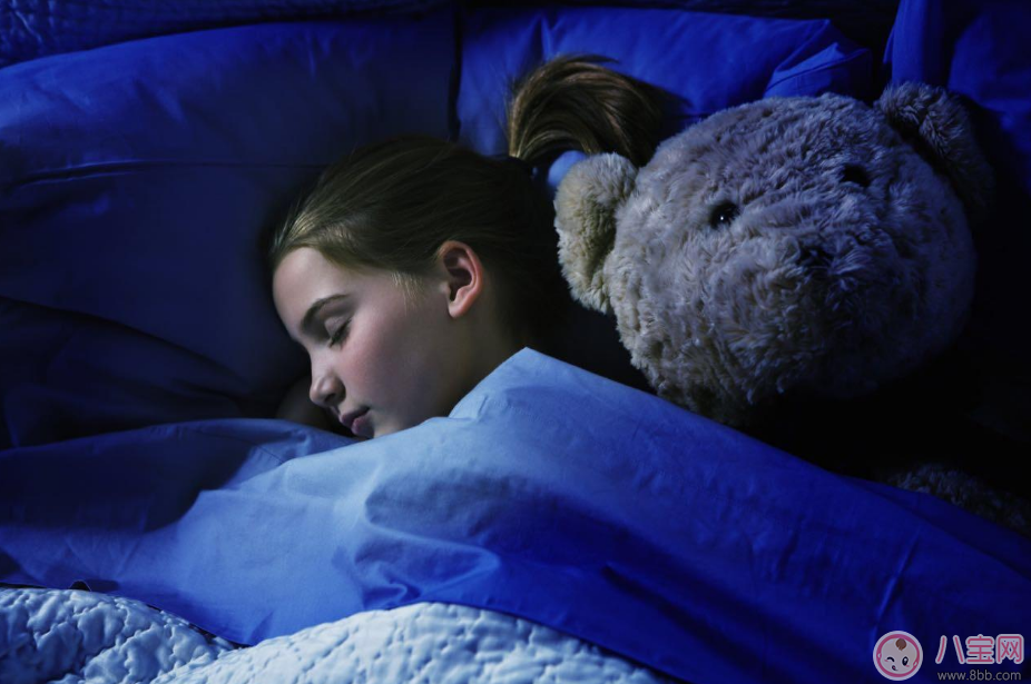 孩子床頭放這些東西影響大 床頭東西別亂放