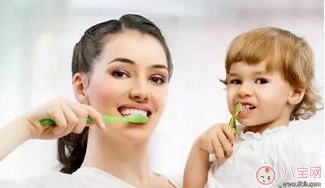 如何讓寶寶愛上刷牙 家長幫孩子刷牙正確的姿勢