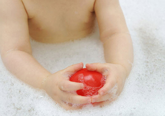 給寶寶洗澡有什么講究 這五個(gè)錯(cuò)誤要避免
