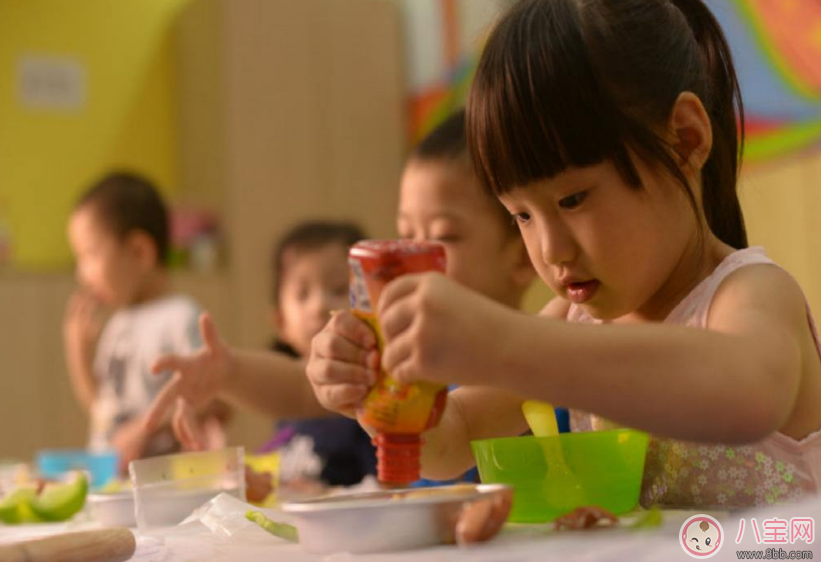 孩子不能自理問題大 別處處包辦才能讓他成長