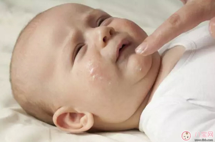 秋天如何給寶寶護(hù)理皮膚 寶寶要不要用護(hù)膚品(如何挑選寶寶護(hù)膚品)