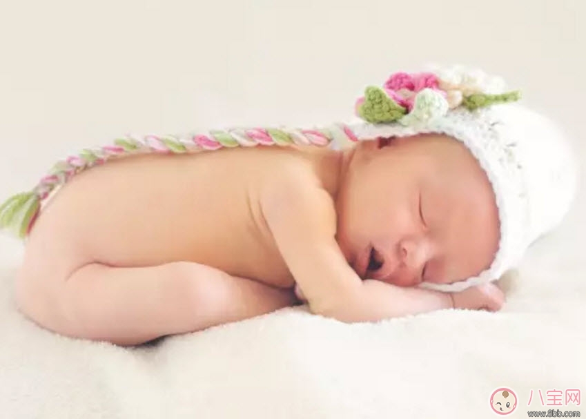 寶寶睡小床還是睡大床 寶寶睡小床的好處有哪些