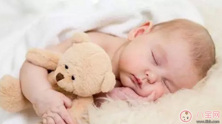 寶寶睡小床還是睡大床 寶寶睡小床的好處有哪些