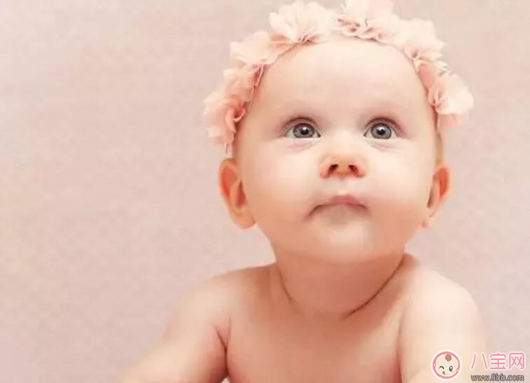 寶寶脖子上有濕疹可以擦爽身粉嗎 新生兒脖子濕疹如何護(hù)理