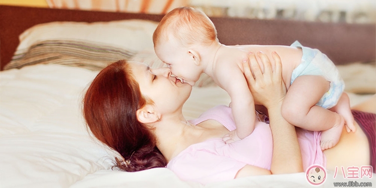 母乳喂養(yǎng)姿勢和技巧2017 正確的母乳喂養(yǎng)方式