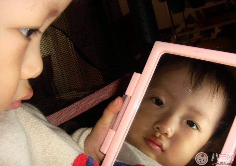寶寶喜歡照鏡子好處多多 寶寶喜歡鏡子原因揭曉