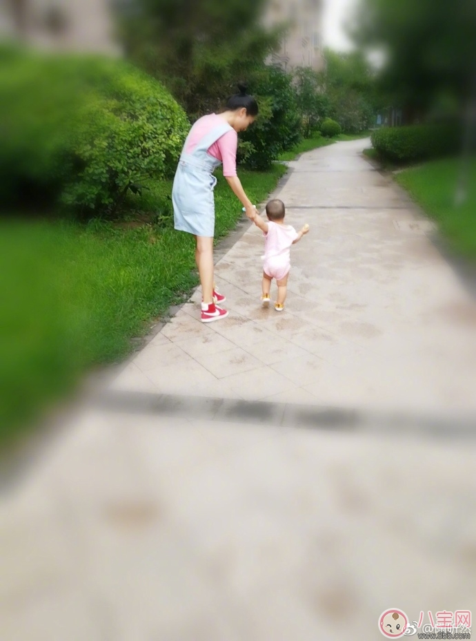 陶昕然的女兒已經(jīng)會走路了 別人家寶寶會走路早自己的晚正常嗎