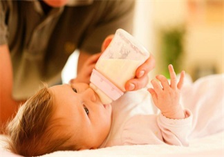 換段位奶粉的孩子拉肚子 寶寶喝的奶粉怎么換段位比較好