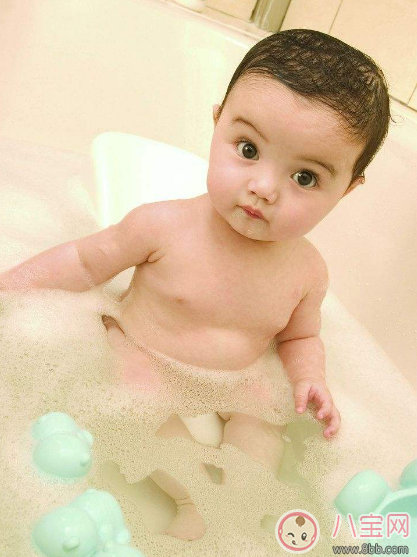 剛出生的寶寶不能洗澡 孩子出生多久可以洗