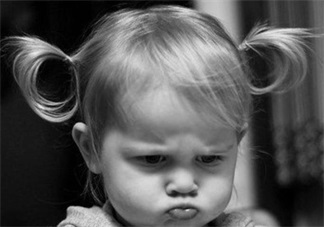 寶寶愛(ài)生氣爸爸媽媽怎么應(yīng)對(duì)自如 寶寶生氣解決方法