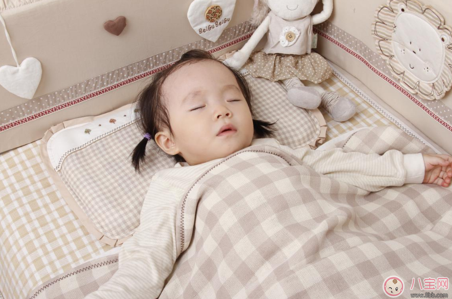 寶寶睡枕頭多大好 什么時(shí)候給寶寶睡枕頭好