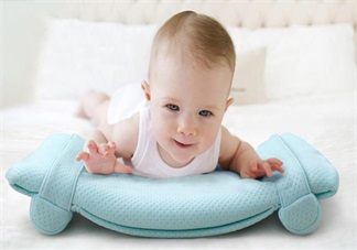 寶寶睡枕頭多大好 什么時候給寶寶睡枕頭好
