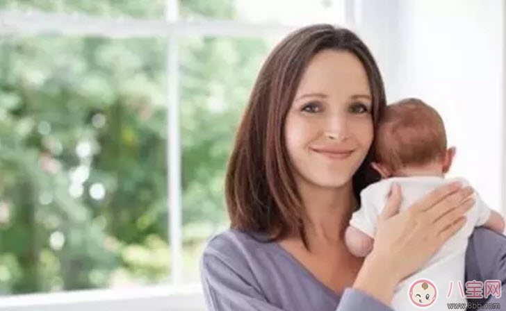 怎樣豎抱寶寶 新生兒寶寶豎抱的正確姿勢(shì)圖解 怎樣豎抱寶寶 新生兒寶寶豎抱的正確姿勢(shì)圖解