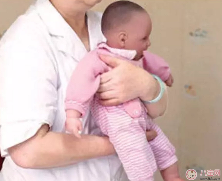 怎樣豎抱寶寶 新生兒寶寶豎抱的正確姿勢(shì)圖解 怎樣豎抱寶寶 新生兒寶寶豎抱的正確姿勢(shì)圖解