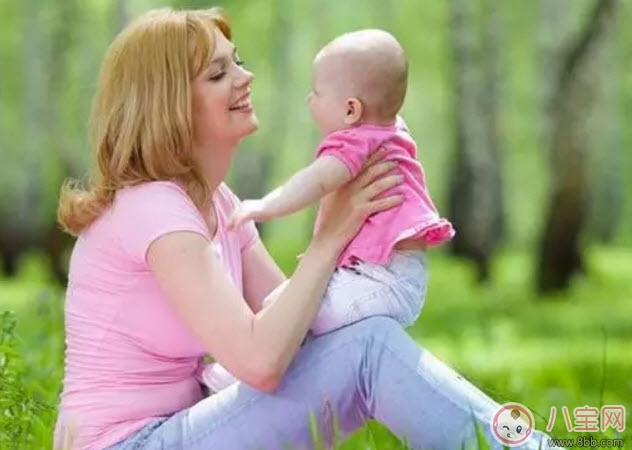 怎樣豎抱寶寶 新生兒寶寶豎抱的正確姿勢(shì)圖解 怎樣豎抱寶寶 新生兒寶寶豎抱的正確姿勢(shì)圖解