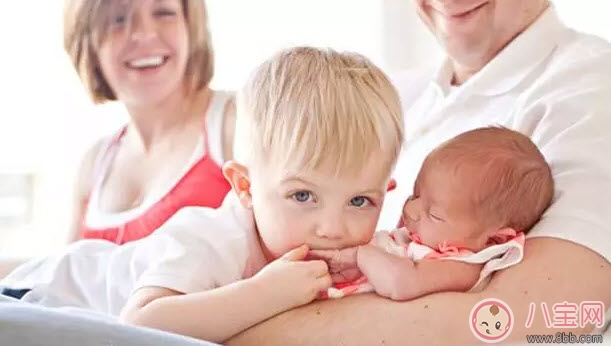 寶寶睡覺晝夜顛倒怎樣調整 寶寶晝夜顛倒睡覺怎么辦 寶寶睡覺晝夜顛倒怎樣調整 寶寶晝夜顛倒睡覺怎么辦