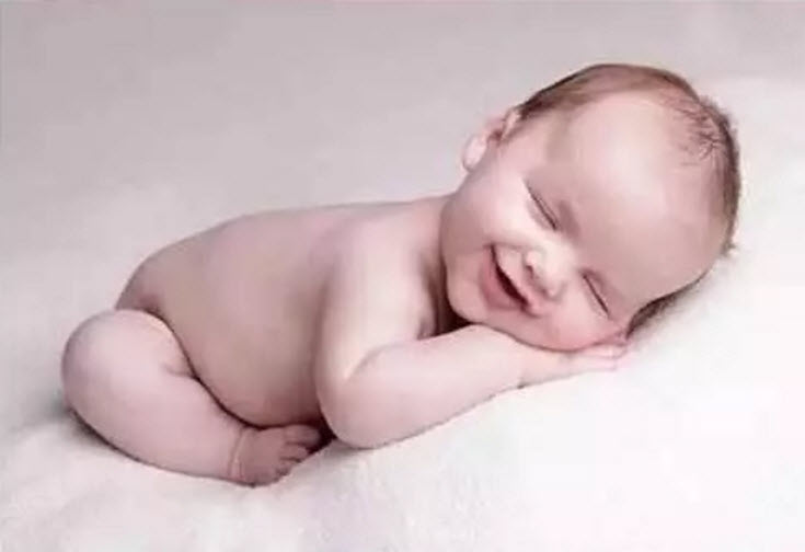 寶寶睡覺為什么會笑 寶寶睡覺笑的原因
