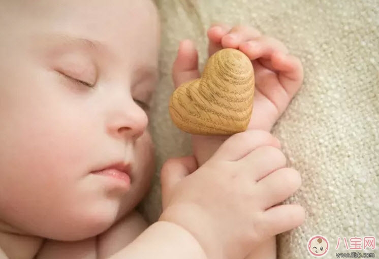 寶寶能和大人同床睡覺嗎 寶寶和媽媽一起睡覺的利與弊