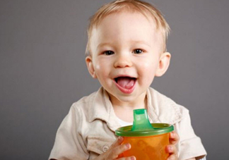 寶寶學(xué)飲杯什么時候用 學(xué)飲杯怎么選擇比較好